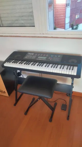 Piano digital con banqueta
