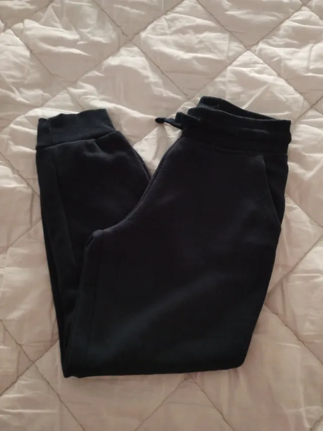 Pantalones deportivos azul marino ,caliente .