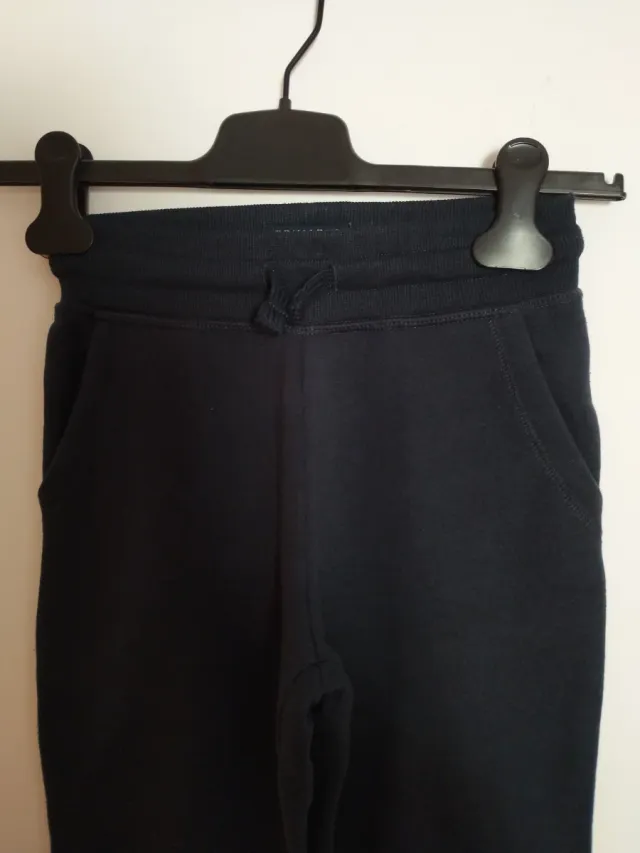 Pantalones deportivos azul marino ,caliente .