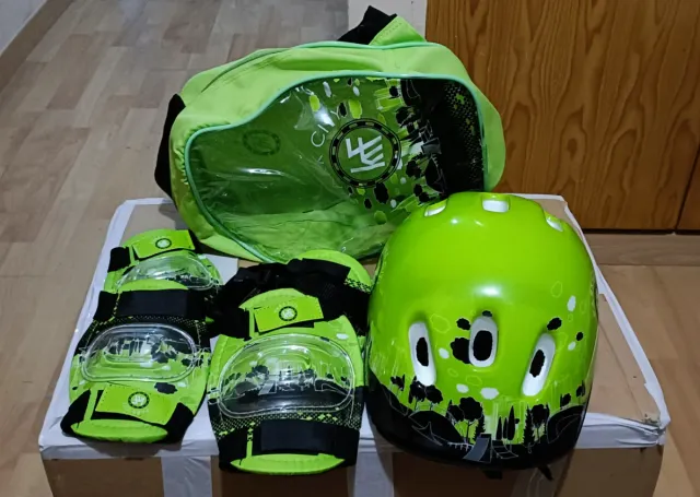 Casco y protecciones bicicleta verde