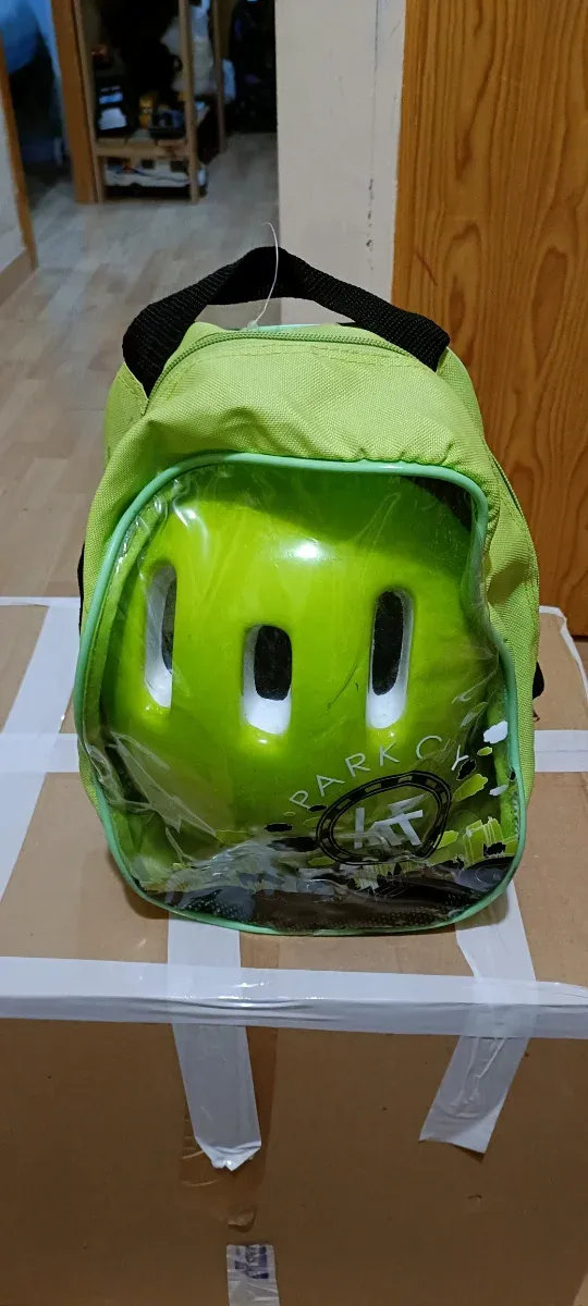 Casco y protecciones bicicleta verde