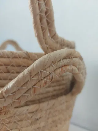 Dos cestos de mimbre beige y marrón