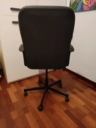 Silla de oficina negra con ruedas