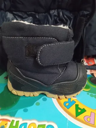 Mono y botas de nieve para bebé