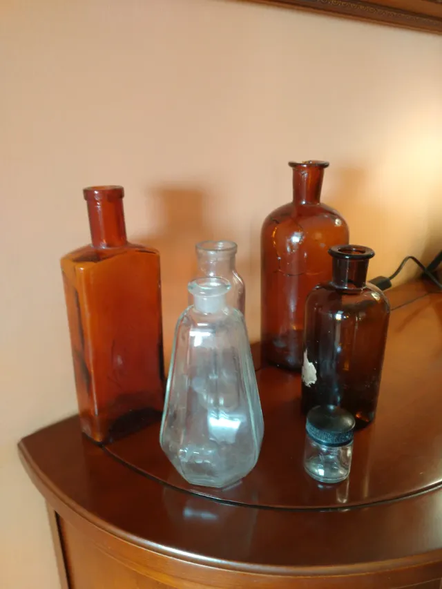 Antiche bottiglie da farmacia/laboratorio