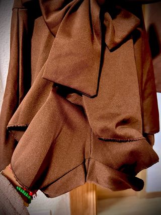 Vestido blazer marrón con lazo