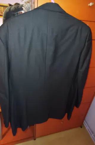 Traje de vestir negro con forro morado