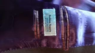 Traje de vestir negro con forro morado