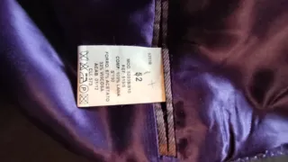 Traje de vestir negro con forro morado