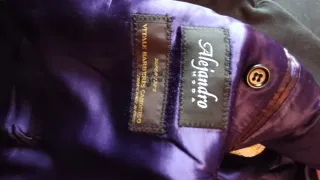 Traje de vestir negro con forro morado