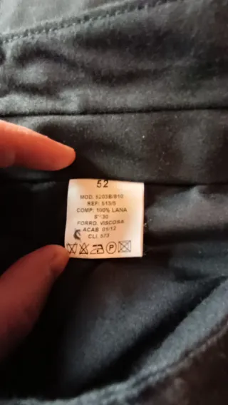 Traje de vestir negro con forro morado