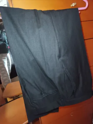 Traje de vestir negro con forro morado