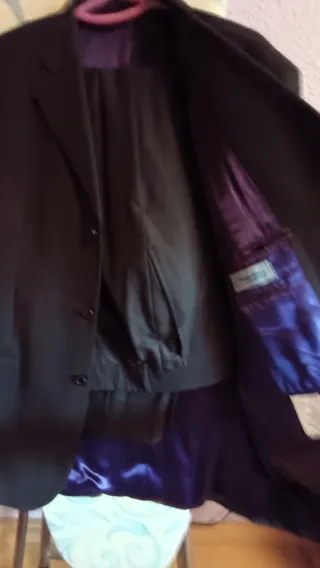Traje de vestir negro con forro morado