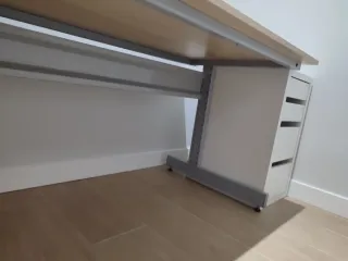 Escritorio IKEA madera roble claro y metal.