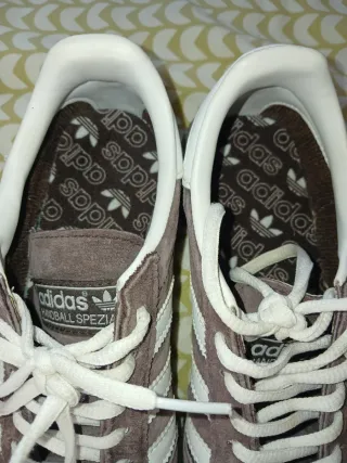 Zapatillas Adidas Spezial Marrones y Blancas