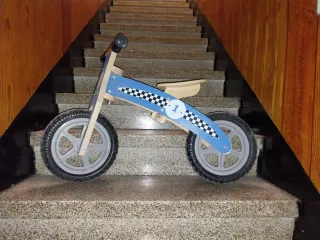 Bicicleta de madera sin pedales