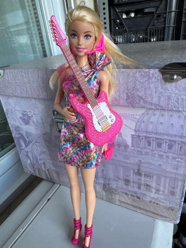 Barbie cantante con guitarra rosa