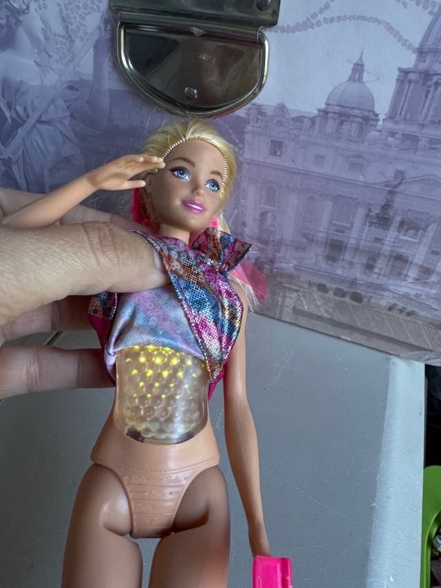 Barbie cantante con guitarra rosa