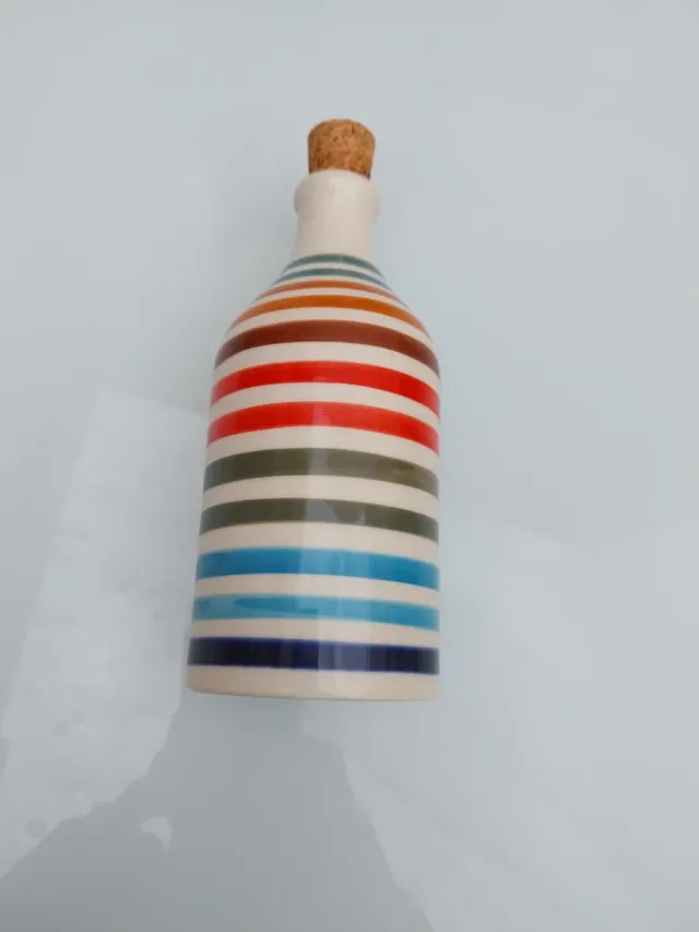Vaso in ceramica multicolore a righe con tappo
