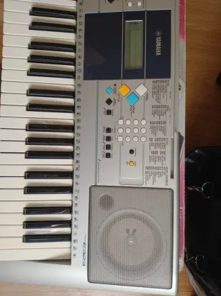 Teclado Yamaha PSR E323