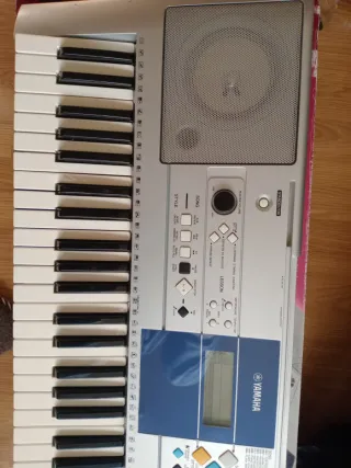 Teclado Yamaha PSR E323