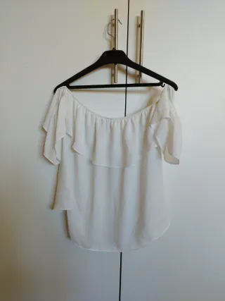 Blusa blanca escotada con volantes