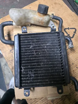 Radiador yamaha Aerox con depósito
