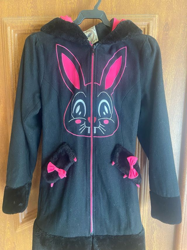 Abrigo Banned Negro y Rosa con Capucha