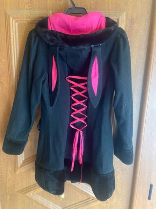 Abrigo Banned Negro y Rosa con Capucha