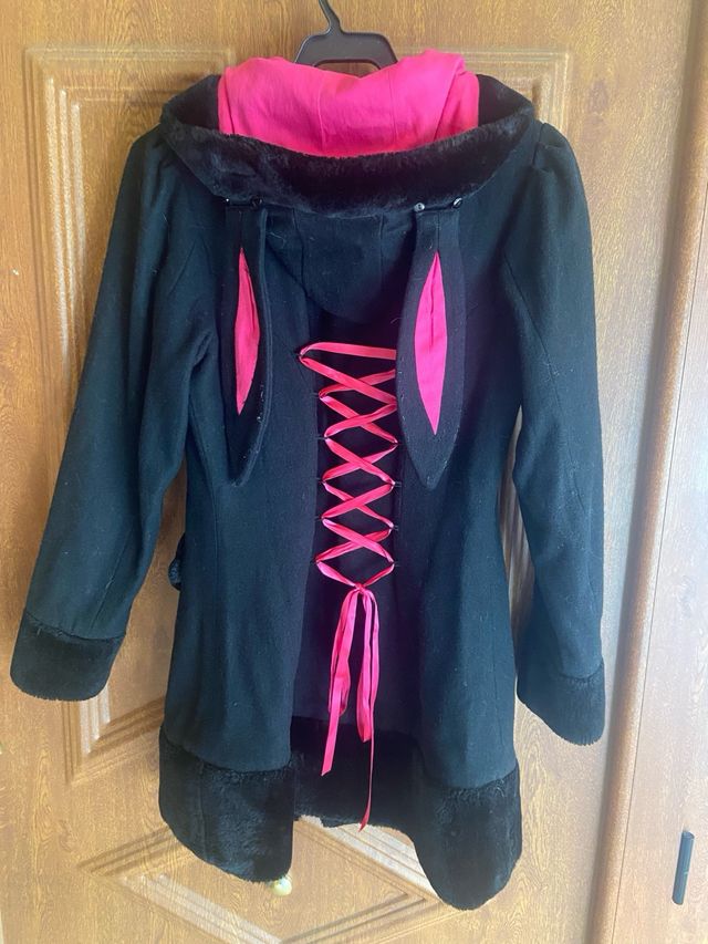 Abrigo Banned Negro y Rosa con Capucha