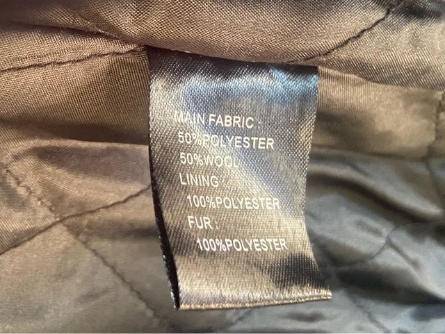 Abrigo Banned Negro y Rosa con Capucha