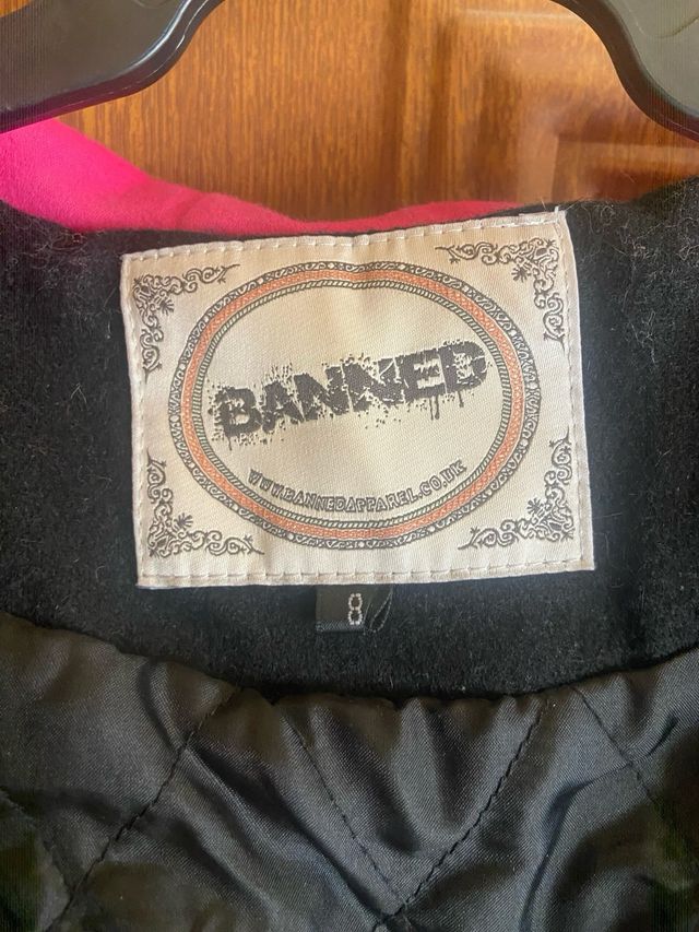 Abrigo Banned Negro y Rosa con Capucha