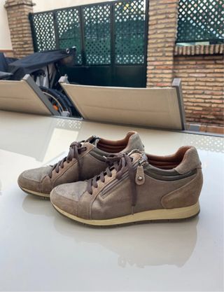 Zapatos marrones con cordones y cremallera