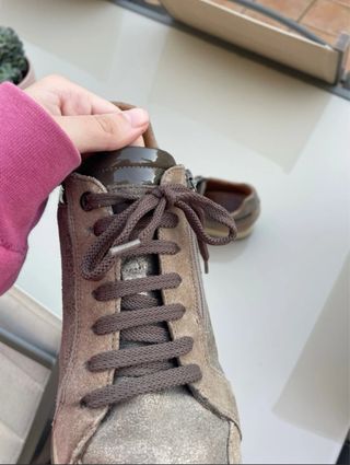 Zapatos marrones con cordones y cremallera