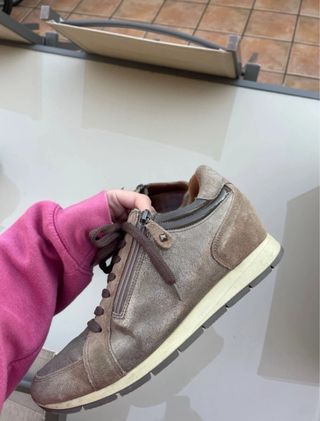 Zapatos marrones con cordones y cremallera