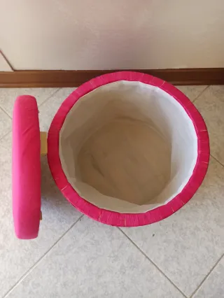 Pouf rotondo in tessuto e legno