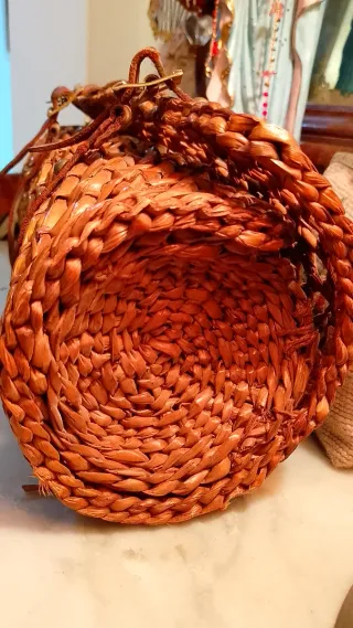 Antico cestino in paglia per la scuola