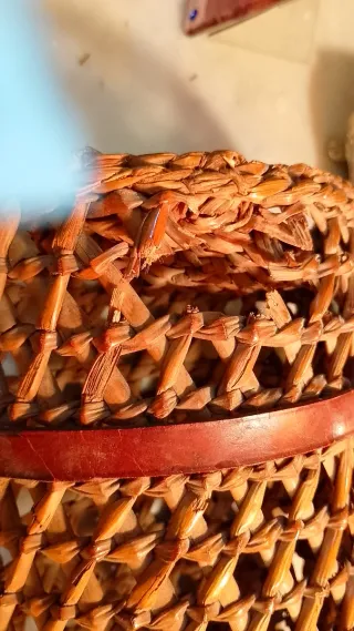 Antico cestino in paglia per la scuola