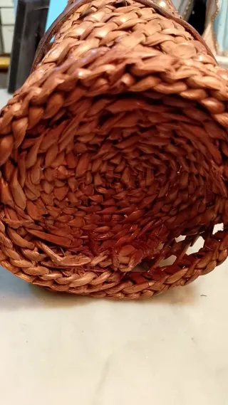 Antico cestino in paglia per la scuola