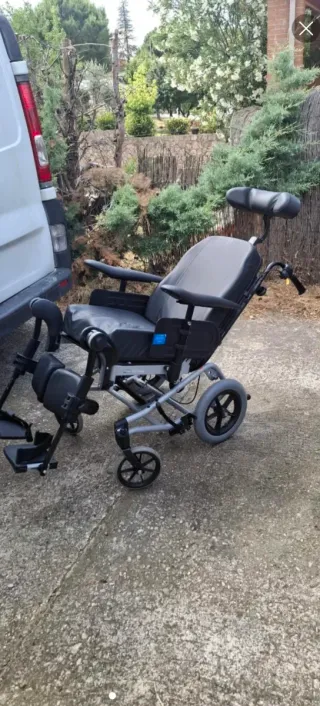 Silla de ruedas articulada