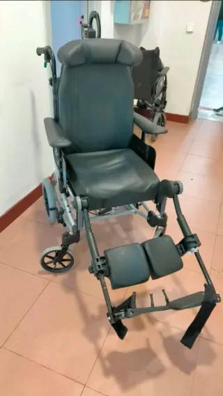 Silla de ruedas articulada