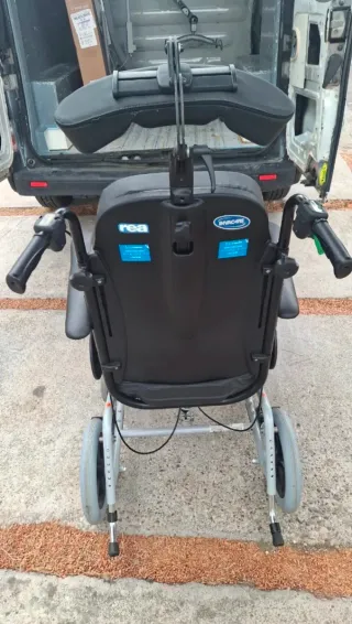 Silla de ruedas articulada