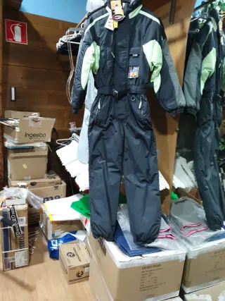 Buzo de esquí negro y verde