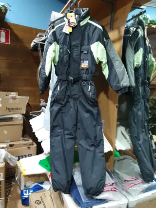 Buzo de esquí negro y verde