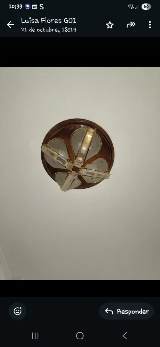 Lámpara de techo dorada y blanca