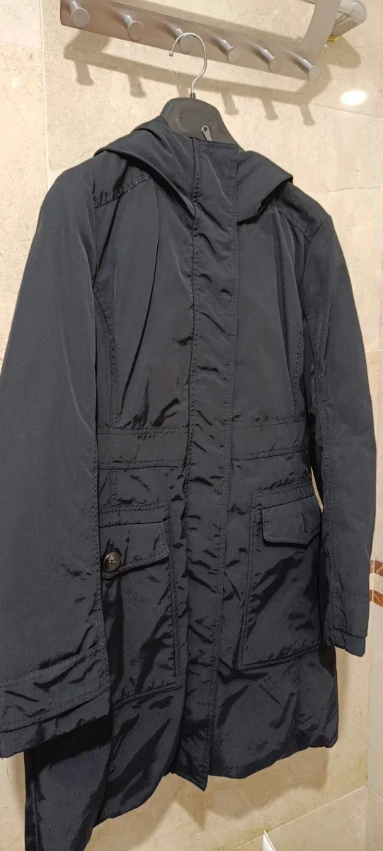 Parka negra impermeable con capucha