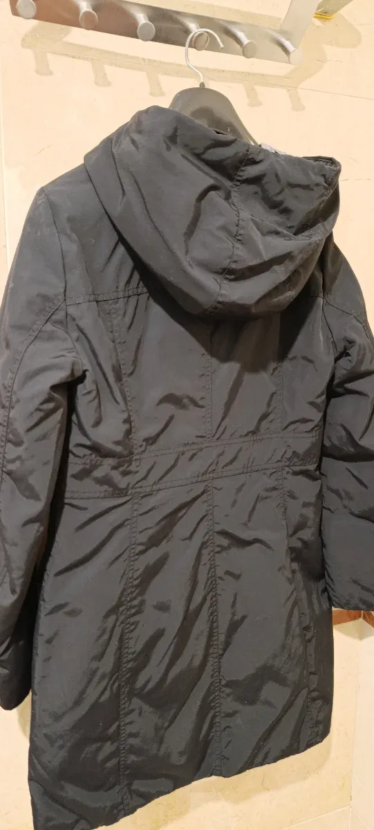 Parka negra impermeable con capucha