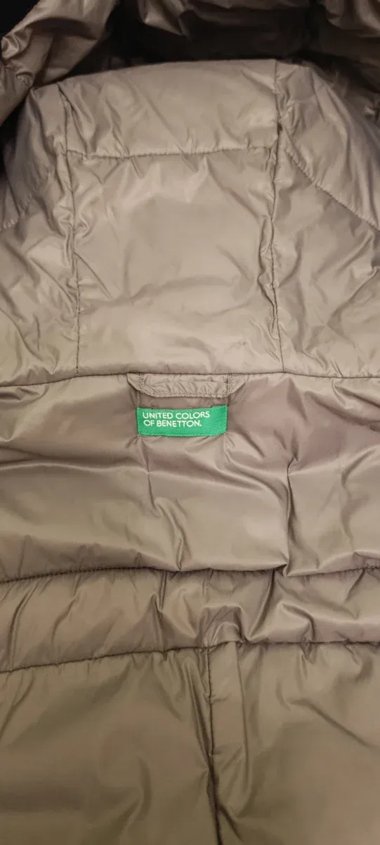 Parka negra impermeable con capucha