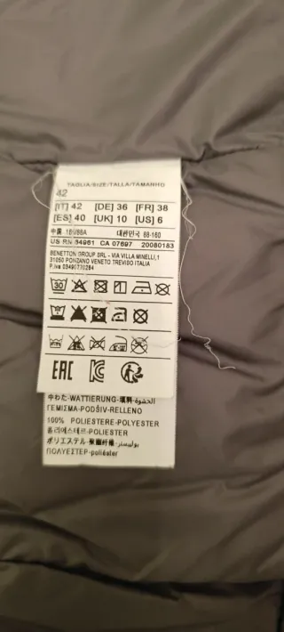 Parka negra impermeable con capucha