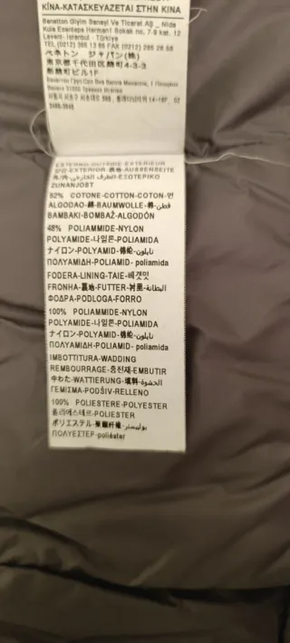 Parka negra impermeable con capucha